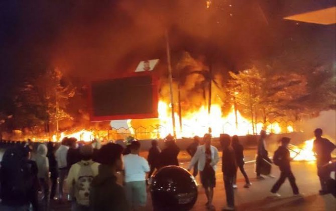 Gedung DPRD Makassar yang terbakar saat massa ricuh.