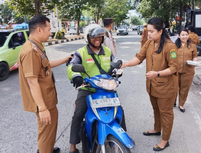 Pemko Medan menunjukkan kepeduliannya terhadap para pengemudi ojek online (ojol) dengan menggelar aksi solidaritas serentak di 151 kelurahan yang tersebar di 21 kecamatan, Senin (1/9/2025).