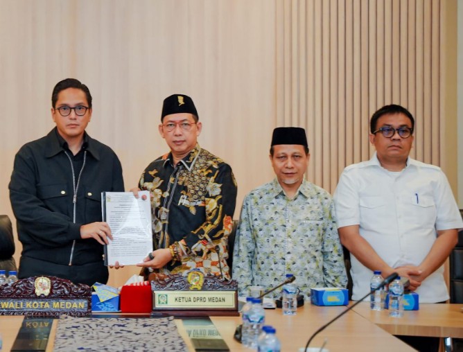 Sejumlah fraksi DPRD Kota Medan menyampaikan pandangan umum terhadap Rancangan Peraturan Daerah (Ranperda) Kota Medan tentang Perubahan Anggaran Pendapatan dan Belanja Daerah (P-APBD) Tahun Anggaran 2025 dalam rapat paripurna, Selasa (2/9/2025).