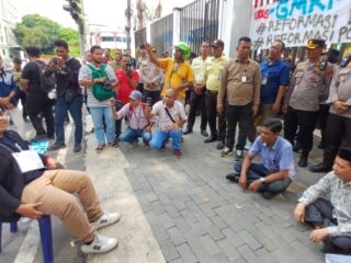 Puluhan mahasiswa yang tergabung dalam Gerakan Mahasiswa Kristen Indonesia (GMKI) Kota Medan menggelar aksi unjuk rasa di depan Kantor DPRD Kota Medan, Jalan Kapten Maulana Lubis, Selasa (2/9/2025).