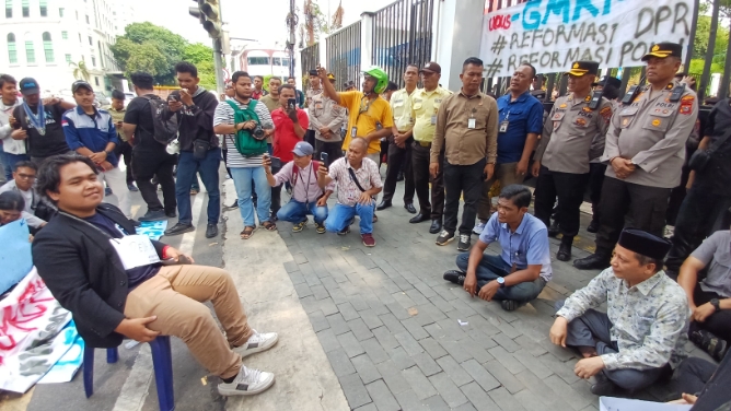 Puluhan mahasiswa yang tergabung dalam Gerakan Mahasiswa Kristen Indonesia (GMKI) Kota Medan menggelar aksi unjuk rasa di depan Kantor DPRD Kota Medan, Jalan Kapten Maulana Lubis, Selasa (2/9/2025).