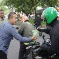 Pemerintah Kota Medan melalui Badan Pendapatan Daerah (Bapenda) Kota Medan menunjukkan wujud nyata solidaritas kepada driver ojek online (ojol) dengan membagikan 1.000 nasi bungkus, Selasa (2/9/2025).