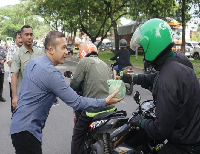 Pemerintah Kota Medan melalui Badan Pendapatan Daerah (Bapenda) Kota Medan menunjukkan wujud nyata solidaritas kepada driver ojek online (ojol) dengan membagikan 1.000 nasi bungkus, Selasa (2/9/2025).
