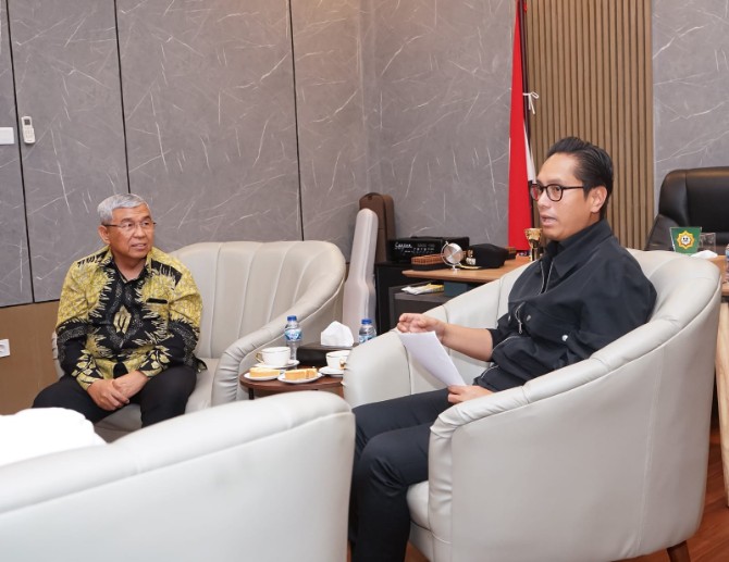 Rico Waas saat menerima audiensi Komisi Informasi Provinsi Sumatera Utara (Sumut) di Rumah Dinas Wali Kota Medan, Selasa (2/9/2025).