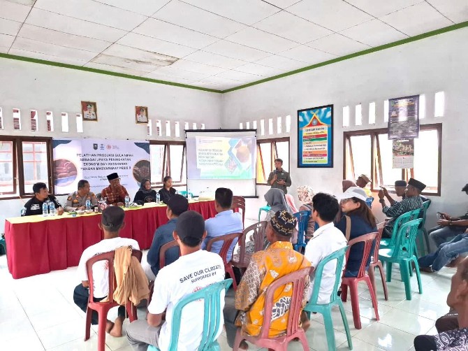YAYASAN Konservasi Pesisir Indonesia (Yakopi) bersama masyarakat Desa Batang Sari mengadakan pelatihan untuk meningkatkan keterampilan produksi gula nipah.