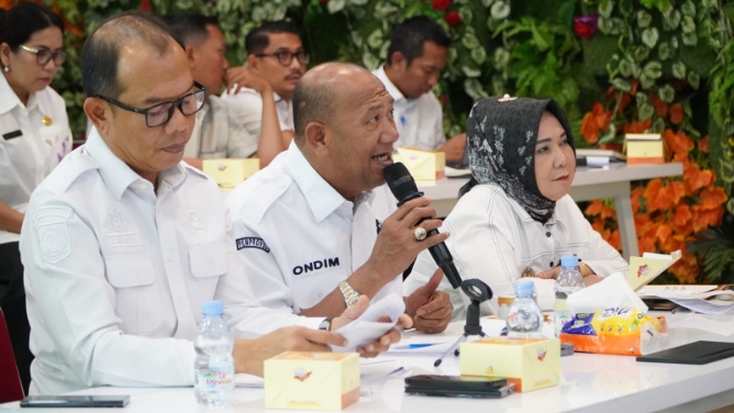 Pemerintah Kabupaten Langkat bersama Komisi Pemberantasan Korupsi (KPK) RI menggelar Rapat Koordinasi Pemantauan dan Evaluasi Monitoring, Controlling, Surveillance for Prevention (MCSP) Tahun 2025. Kegiatan berlangsung secara daring melalui Zoom Meeting dari Langkat Command Center (LCC) Kantor Bupati Langkat, Rabu (3/9/2025).