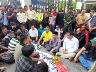 Aksi unjukrasa di depan gedung DPRD Kota Medan, Jalan Kapten Maulana Lubis No.1, Kota Medan, Rabu (3/9/2025) sore.