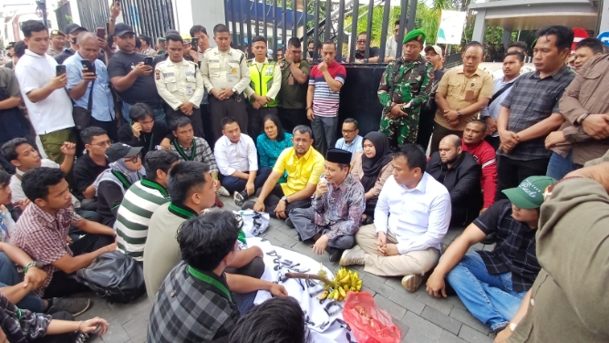 Aksi unjukrasa di depan gedung DPRD Kota Medan, Jalan Kapten Maulana Lubis No.1, Kota Medan, Rabu (3/9/2025) sore.