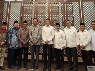 Ketua Umum Pengurus Wilayah Masyarakat Ekonomi Syariah (MES) Sumatera Utara Musa Rajekshah bersama rombongan melakukan audiensi dengan Kepala Perwakilan Bank Indonesia (BI) Sumut Rudy Brando Hutabarat di Kantor BI, Jalan Balai Kota, Medan, Rabu (3/9).