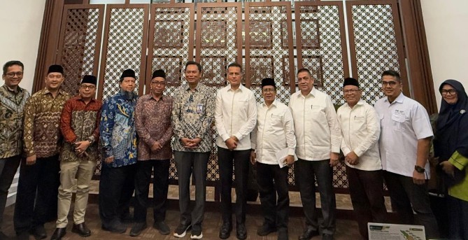 Ketua Umum Pengurus Wilayah Masyarakat Ekonomi Syariah (MES) Sumatera Utara Musa Rajekshah bersama rombongan melakukan audiensi dengan Kepala Perwakilan Bank Indonesia (BI) Sumut Rudy Brando Hutabarat di Kantor BI, Jalan Balai Kota, Medan, Rabu (3/9).