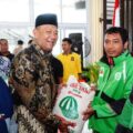 Bupati Langkat Syah Afandin bersama Wakil Bupati Tiorita Br Surbakti menyalurkan bantuan sosial senilai Rp5 miliar kepada 7.716 warga kurang mampu dan empat kelompok tani di Kabupaten Langkat. Penyerahan bantuan ini dilakukan pada rangkaian kegiatan Zikir dan Doa Bersama untuk Negeri di Jentera Malay, Rumah Dinas Bupati Langkat, Kamis (4/9/2025).