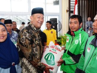 Bupati Langkat Syah Afandin bersama Wakil Bupati Tiorita Br Surbakti menyalurkan bantuan sosial senilai Rp5 miliar kepada 7.716 warga kurang mampu dan empat kelompok tani di Kabupaten Langkat. Penyerahan bantuan ini dilakukan pada rangkaian kegiatan Zikir dan Doa Bersama untuk Negeri di Jentera Malay, Rumah Dinas Bupati Langkat, Kamis (4/9/2025).