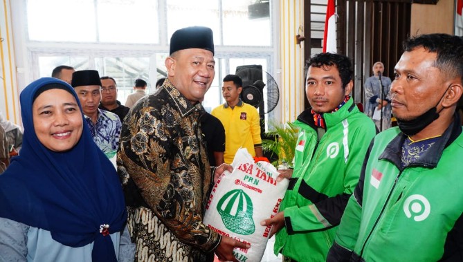 Bupati Langkat Syah Afandin bersama Wakil Bupati Tiorita Br Surbakti menyalurkan bantuan sosial senilai Rp5 miliar kepada 7.716 warga kurang mampu dan empat kelompok tani di Kabupaten Langkat. Penyerahan bantuan ini dilakukan pada rangkaian kegiatan Zikir dan Doa Bersama untuk Negeri di Jentera Malay, Rumah Dinas Bupati Langkat, Kamis (4/9/2025).