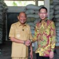 Bupati Langkat, Syah Afandin, menegaskan komitmennya mendukung pengembangan industri berbasis potensi lokal. Hal itu ia sampaikan saat meninjau kilang kopi PT Agung Gemilang Cendana di Lingkungan III, Kelurahan Kwala Begumit, Kecamatan Binjai, Senin (8/9/2025).