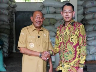 Bupati Langkat, Syah Afandin, menegaskan komitmennya mendukung pengembangan industri berbasis potensi lokal. Hal itu ia sampaikan saat meninjau kilang kopi PT Agung Gemilang Cendana di Lingkungan III, Kelurahan Kwala Begumit, Kecamatan Binjai, Senin (8/9/2025).