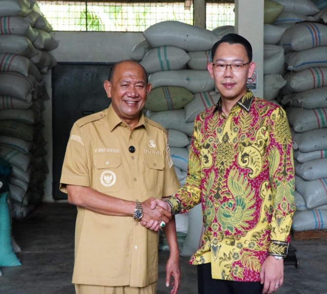 Bupati Langkat, Syah Afandin, menegaskan komitmennya mendukung pengembangan industri berbasis potensi lokal. Hal itu ia sampaikan saat meninjau kilang kopi PT Agung Gemilang Cendana di Lingkungan III, Kelurahan Kwala Begumit, Kecamatan Binjai, Senin (8/9/2025).