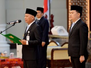 Wakil Gubenrur Sumatera Utara Surya melantik dua pejabat eselon II dan pejabat administrator di lingkungan Pemprov Sumut. Pelantikan tersebut berlangsung di Aula Raja Inal Siregar, Kantor Gubernur, Jalan Diponegoro 30, Medan, Senin (8//9/2025).