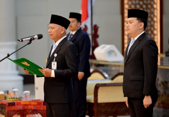 Wakil Gubenrur Sumatera Utara Surya melantik dua pejabat eselon II dan pejabat administrator di lingkungan Pemprov Sumut. Pelantikan tersebut berlangsung di Aula Raja Inal Siregar, Kantor Gubernur, Jalan Diponegoro 30, Medan, Senin (8//9/2025).