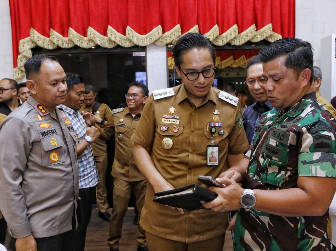 Menyikapi maraknya aksi tawuran di Kecamatan Medan Belawan yang bahkan menimbulkan korban jiwa, Wali Kota Medan Rico Tri Putra Bayu Waas menggelar rapat bersama DPRD Kota Medan dan unsur Forkopimda di Balai Kota, Senin (8/9/2025) malam.