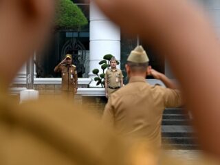 Wakil Gubernur Sumatera Utara Surya menjadi inspektur upacara dalam peringatan Hari Olahraga Nasional (Haornas) ke-42 tahun 2025 tingkat Provinsi Sumut.