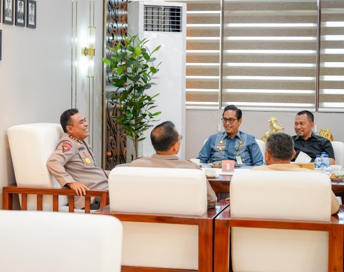 Wali Kota Medan Rico Tri Putra Bayu Waas bertemu Kapolda Sumatera Utara Irjen Pol Whisnu Hermawan Februanto di Mapolda Sumut, Jalan Sisingamangaraja, Medan, Selasa (9/9/2025).