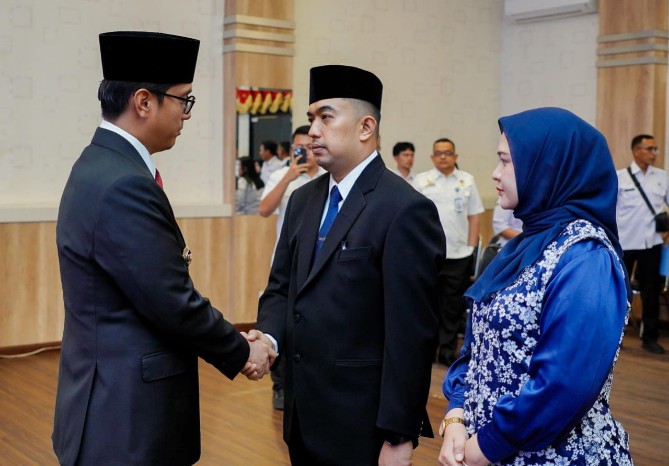 Wali Kota Medan Rico Tri Putra Bayu Waas melantik dan mengambil sumpah jabatan Erfin Fahrurrazi sebagai Inspektur Kota Medan di Ruang Rapat III Kantor Wali Kota Medan, Rabu (10/9/2025).