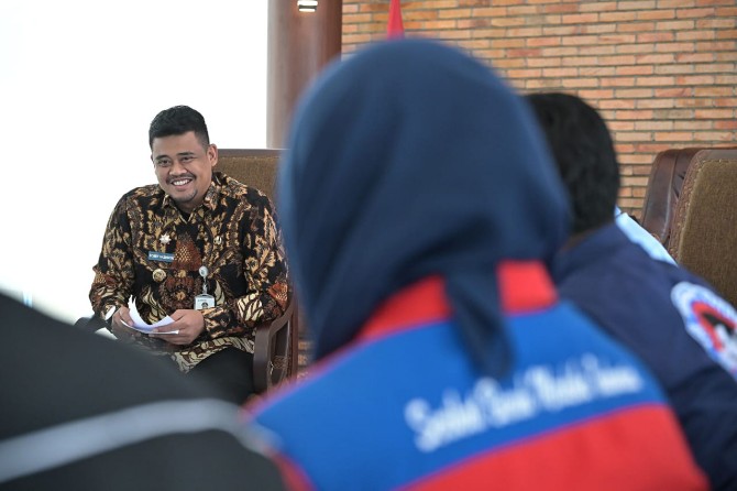 Gubernur Sumatera Utara Muhamamd Bobby Afif Nasution bertemu dengan Pengurus Asosiasi Gerak Buruh untuk Sumatera Utara yang Kondusif, di Anjungan Lantai 9, Kantor Gubernur Sumut, Jalan Pangeran Diponegoro Nomor 30 Medan, Kamis (11/9/2025).