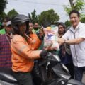Kamar Dagang dan Industri (Kadin) Sumatera Utara menyalurkan bantuan sosial berupa beras kepada pengemudi ojek online (ojol) di Kota Medan, Jumat (12/9/2025).