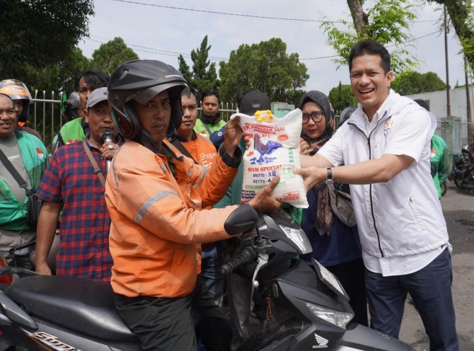 Kamar Dagang dan Industri (Kadin) Sumatera Utara menyalurkan bantuan sosial berupa beras kepada pengemudi ojek online (ojol) di Kota Medan, Jumat (12/9/2025).