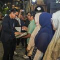 Wali Kota Medan, Rico Tri Putra Bayu Waas, saat menyerahkan sertifikat HKI kepada sejumlah pelaku ekonomi kreatif di Kota Medan dalam rangkaian acara Car Free Night (CFN) di Jalan Ahmad Yani (Kesawan), Kecamatan Medan Barat, Sabtu (13/9/2025) malam.
