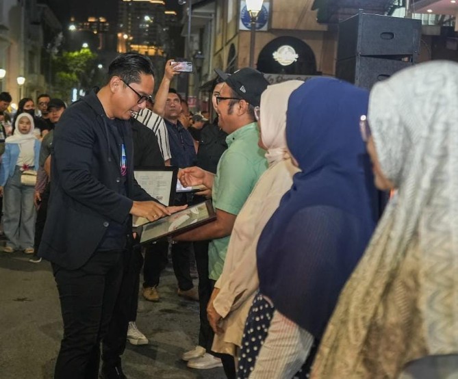 Wali Kota Medan, Rico Tri Putra Bayu Waas, saat menyerahkan sertifikat HKI kepada sejumlah pelaku ekonomi kreatif di Kota Medan dalam rangkaian acara Car Free Night (CFN) di Jalan Ahmad Yani (Kesawan), Kecamatan Medan Barat, Sabtu (13/9/2025) malam.