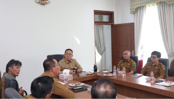 Penyelesaian konflik lahan antara masyarakat dengan PT Toba Pulp Lestari (TPL) di Kabupaten Tapanuli Selatan kembali dibahas serius melalui zoom meeting tiga arah pada Senin (15/09/2025).