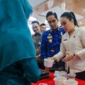 Wali Kota Medan, Rico Tri Putra Bayu Waas, menyerahkan sebanyak 500 sertifikat halal kepada pelaku UMKM Kota Medan.