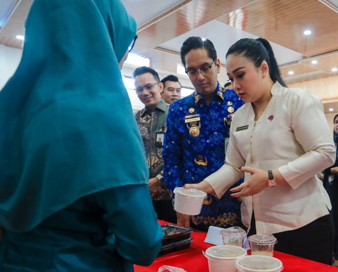 Wali Kota Medan, Rico Tri Putra Bayu Waas, menyerahkan sebanyak 500 sertifikat halal kepada pelaku UMKM Kota Medan.