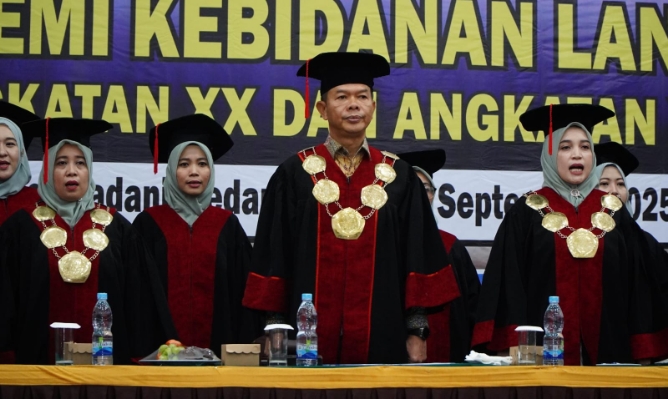 Sidang senat terbuka wisuda program studi Diploma III Kebidanan Akbid Langkat angkatan XX dan XXI, yang digelar di Hotel Madani Medan, Rabu (17/9/2025).