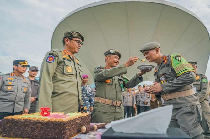 Peringatan HUT Pamong Praja ke-75 dan HUT Batalyon Jalak Cakti ke-5 di Lapangan Merdeka Medan, Rabu (17/9/2025).