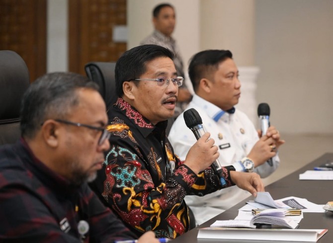 Sekretaris Daerah Provinsi (Sekdaprov) Sumatera Utara, Togap Simangunsong, memimpin Rapat Koordinasi (Rakor) Arah Kebijakan Penyebaran Informasi Program Kegiatan Pemprov Sumut di Aula Raja Inal Siregar, Jalan Pangeran Diponegoro No. 30 Medan, Jumat (19/9/2025).