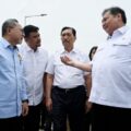 Gubernur Sumatera Utara (Sumut) Bobby Nasution mendampingi Menteri Koordinator (Menko) Perekonomian Airlangga Hartarto, Menko Pangan Zulkifli Hasan, Ketua Dewan Ekonomi Nasional (DEN) RI Luhut Binsar Pandjaitan, serta Menteri Kehutanan Raja Juli Antoni meninjau Taman Sains Teknologi Herbal dan Hortikultura (TSTH2) di Kabupaten Humbang Hasundutan, Jumat (19/9/2025).