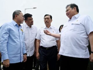 Gubernur Sumatera Utara (Sumut) Bobby Nasution mendampingi Menteri Koordinator (Menko) Perekonomian Airlangga Hartarto, Menko Pangan Zulkifli Hasan, Ketua Dewan Ekonomi Nasional (DEN) RI Luhut Binsar Pandjaitan, serta Menteri Kehutanan Raja Juli Antoni meninjau Taman Sains Teknologi Herbal dan Hortikultura (TSTH2) di Kabupaten Humbang Hasundutan, Jumat (19/9/2025).