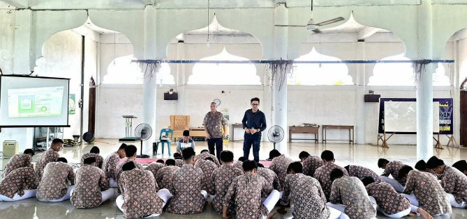 Tim pengabdian dari Program Kreativitas Mahasiswa (PKM) BOPTN Universitas Islam Negeri (UIN) Sumatera Utara menggelar pengabdian dengan tema “Penguatan Integrasi Nilai Jihad Nasionalisme dan Ecoteologi dalam Literasi Moderasi Beragama dan Ecoteologi bagi Santri”.