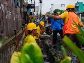 Gotong royong massal dan normalisasi drainase yang di ikuti peserta dari berbagai elemen masyarakat, aparatur Pemko Medan, serta unsur TNI dan Polri yang dipusatkan di Jalan Trikora, Kecamatan Medan Denai, Sabtu (20/9/2025).