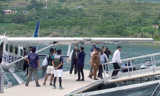 Gubernur Sumatera Utara Muhammad Bobby Afif Nasution menjajal penerbangan perdana pesawat amfibi (seaplane) dari Bandara Silangit menuju Pelabuhan Mariana Resort, Danau Toba, Senin (22/9/2025).