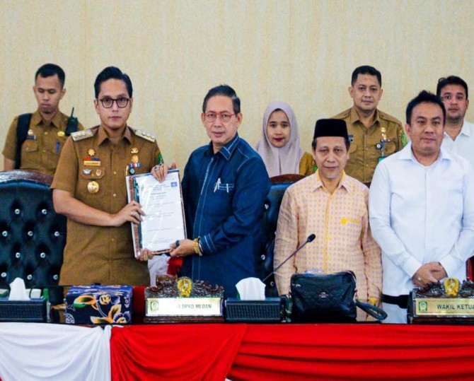 Wali Kota Medan Rico Tri Putra Bayu Waas menghadiri sidang paripurna DPRD Kota Medan dengan agenda penyampaian pemandangan umum fraksi-fraksi terhadap Ranperda APBD Kota Medan Tahun Anggaran 2026 di Gedung DPRD Medan, Senin (22/9/2025).