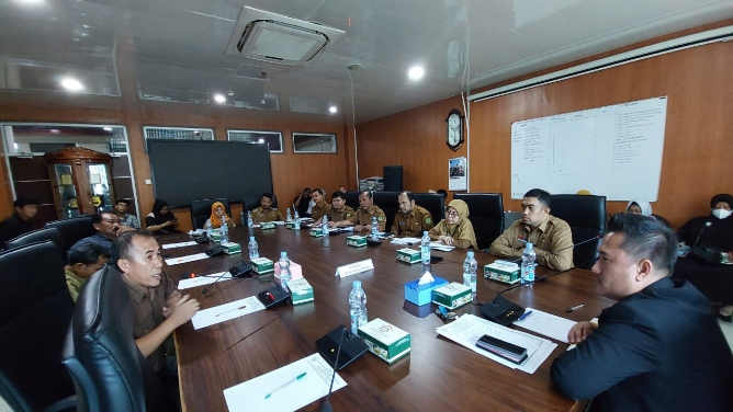 Komisi 1 DPRD Medan meminta Inspektorat Pemko Medan memeriksa Lurah Titi Papan, Irwan, dan Camat Medan Deli, Indra Utama, terkait dugaan kecurangan dalam pengangkatan Kepala Lingkungan (Kepling) 14.