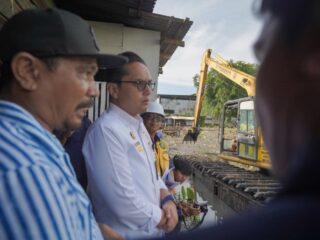 Wali Kota Medan, Rico Tri Putra Bayu Waas, meninjau langsung pengerjaan normalisasi Parit Gonggong di Jalan Kapten Moh. Ilyas, Kecamatan Medan Labuhan, Selasa (23/9/2025).