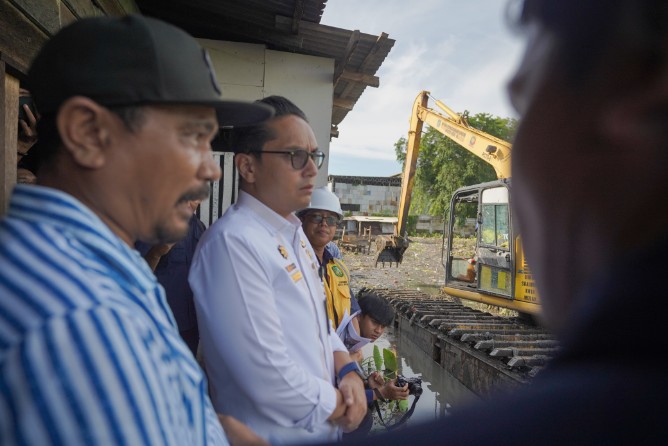 Wali Kota Medan, Rico Tri Putra Bayu Waas, meninjau langsung pengerjaan normalisasi Parit Gonggong di Jalan Kapten Moh. Ilyas, Kecamatan Medan Labuhan, Selasa (23/9/2025).