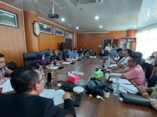 Komisi 4 DPRD Medan meminta Pemko Medan segera melakukan pembongkaran pagar besi yang menutup akses di Jalan Amal Gang Melati 3, Lingkungan 2, Kelurahan Sunggal, Kecamatan Medan Sunggal.