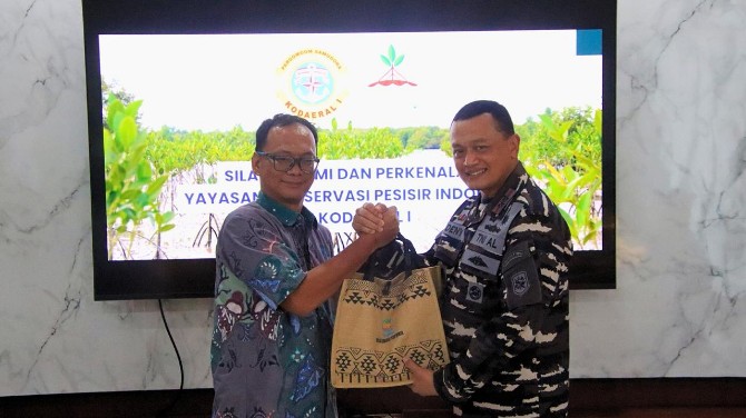 Komandan Kodaeral I Laksamana Muda TNI Deny Septiana, S.I.P., M.A.P., menerima kunjungan silaturahmi sekaligus mendengarkan paparan program strategis dari Direktur Yakopi (Yayasan Konservasi Pesisir Indonesia) Eling Tuhono, S.Pd., M.Si. Kedua pihak sepakat meningkatkan ekonomi masyarakat pesisir dan menjaga kawasan mangrove.