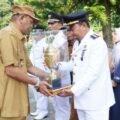 Bupati Langkat Syah Afandin, menyerahkan penghargaan kepada kecamatan dan kelurahan terbaik tingkat Kabupaten Langkat tahun 2025. Penyerahan berlangsung usai apel gabungan ASN di halaman Kantor Bupati Langkat, Stabat, Senin (22/9/2025).