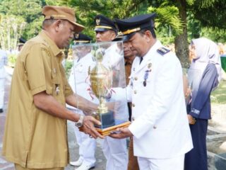 Bupati Langkat Syah Afandin, menyerahkan penghargaan kepada kecamatan dan kelurahan terbaik tingkat Kabupaten Langkat tahun 2025. Penyerahan berlangsung usai apel gabungan ASN di halaman Kantor Bupati Langkat, Stabat, Senin (22/9/2025).